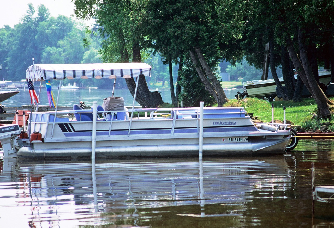 Pontoon boat